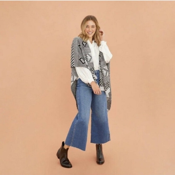 The Jetset Diaries NWT Knit Poncho Black White Women’s OS - Picture 10 of 11